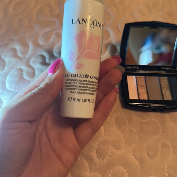 Eyeshadow and Lait Galatee Confort - Picture 4 of 4